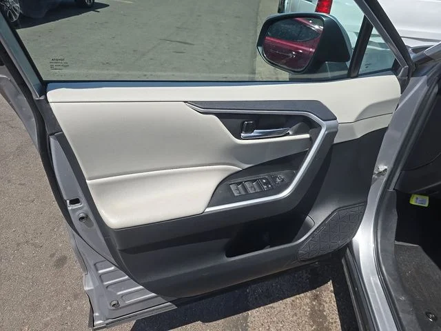 Used 2022 Silver Toyota XLE image 5