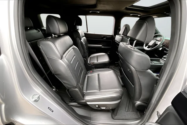 Used 2025 Silver Hyundai Calligraphy image 21