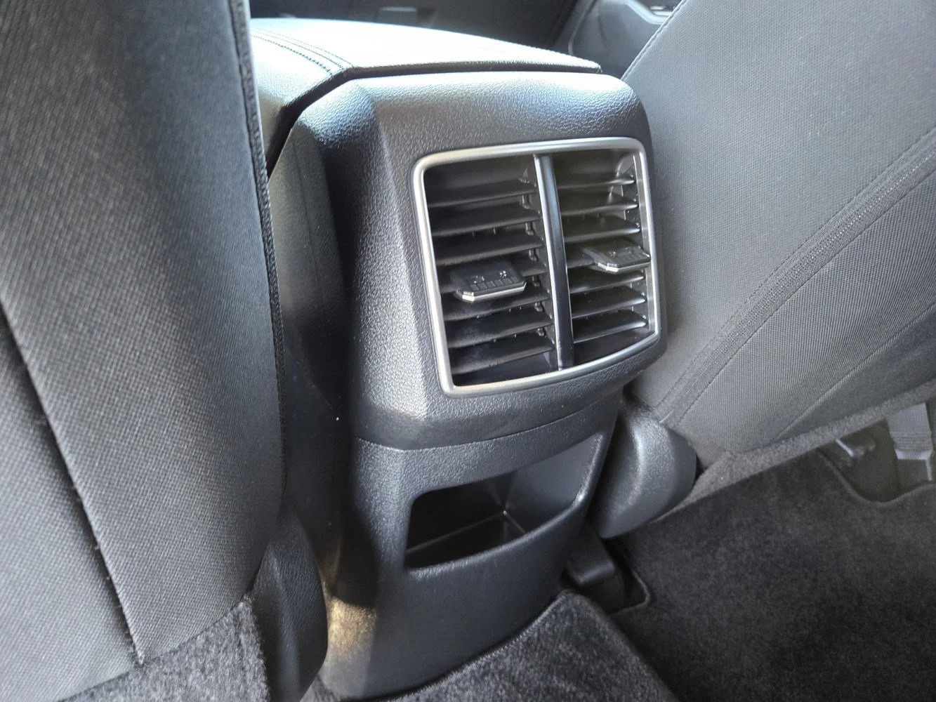 Used 2025 Glacial White Pearl Kia LX image 28