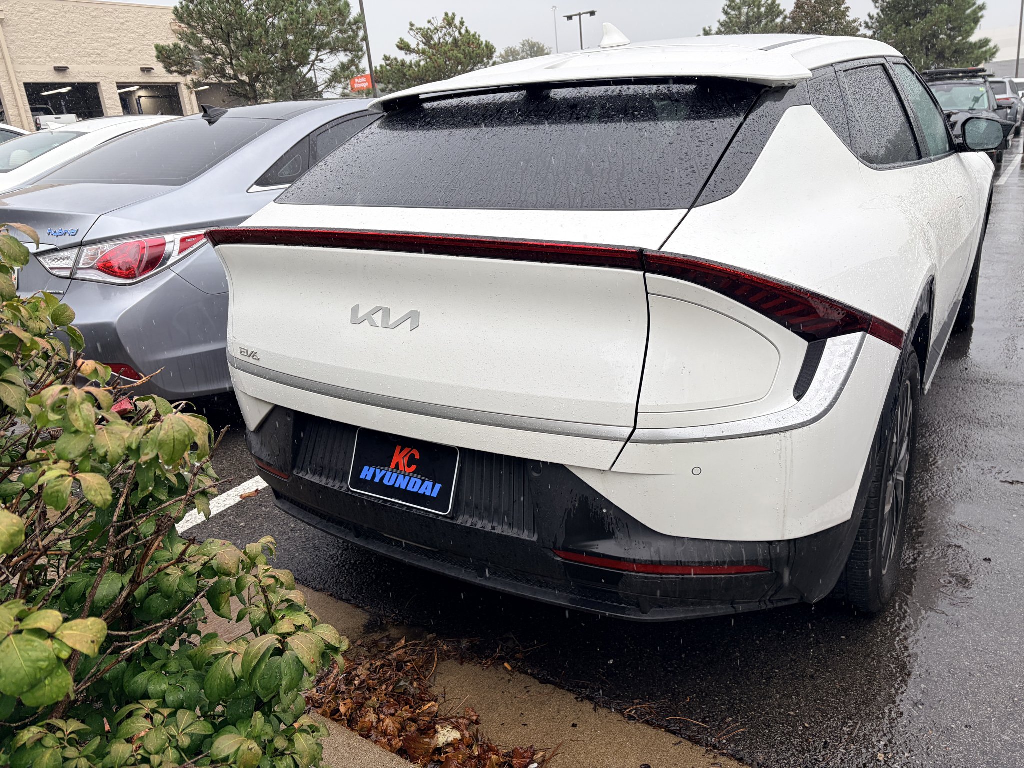 Used 2024 Snow White Pearl Kia Light Long Range image 4