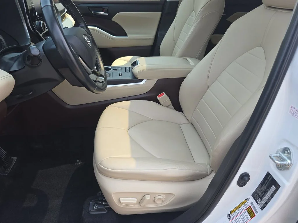 Used 2021  Toyota XLE image 17