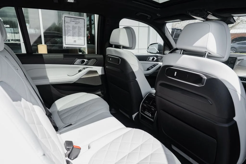 Used 2023 Gray BMW xDrive40i image 27