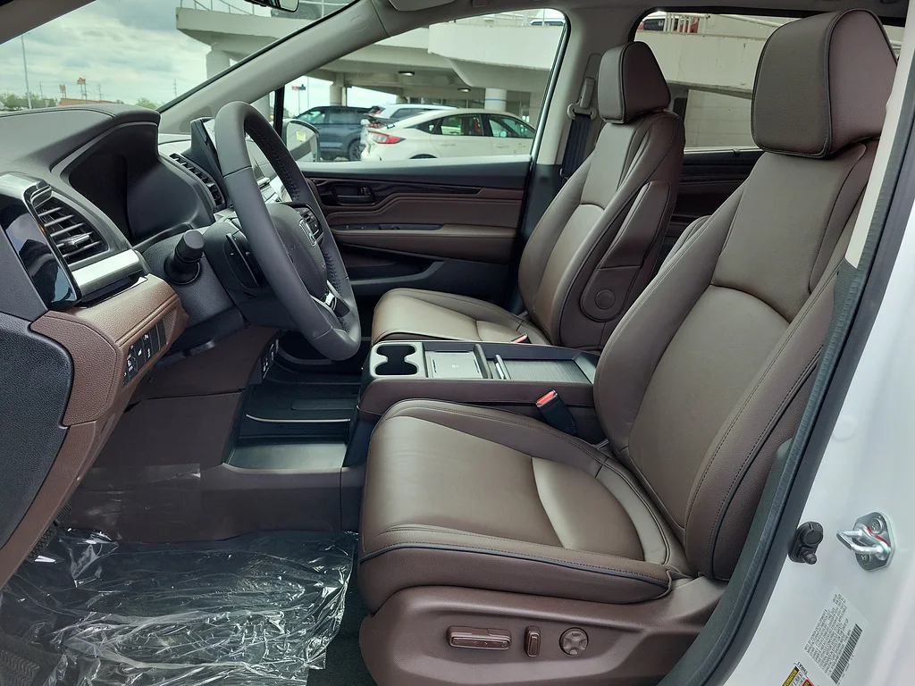 New 2026 Platinum White Pearl Honda Touring image 16