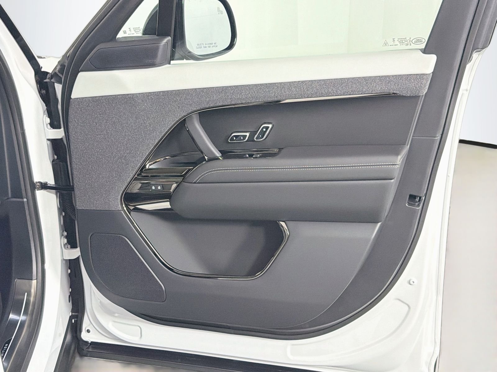 New 2027 Ostuni Pearl White Land Rover Battersea Edition image 32