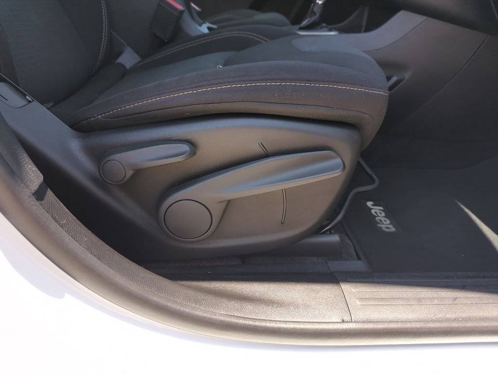 Used 2017 White Jeep Latitude image 36
