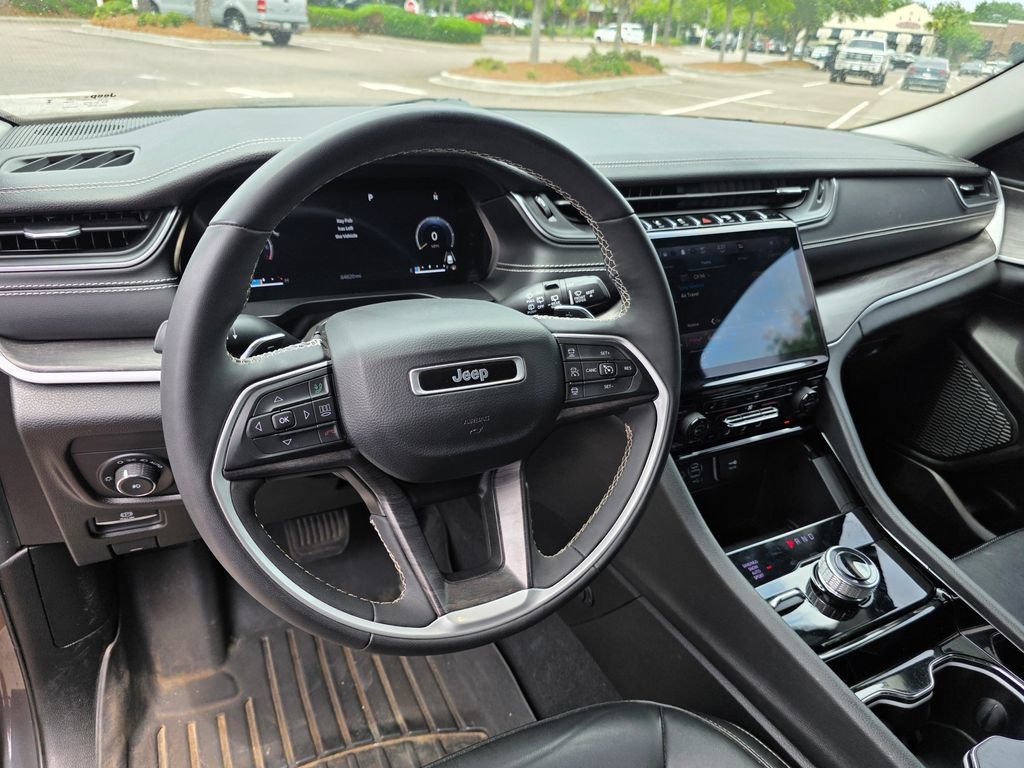Used 2023  Jeep Limited image 15