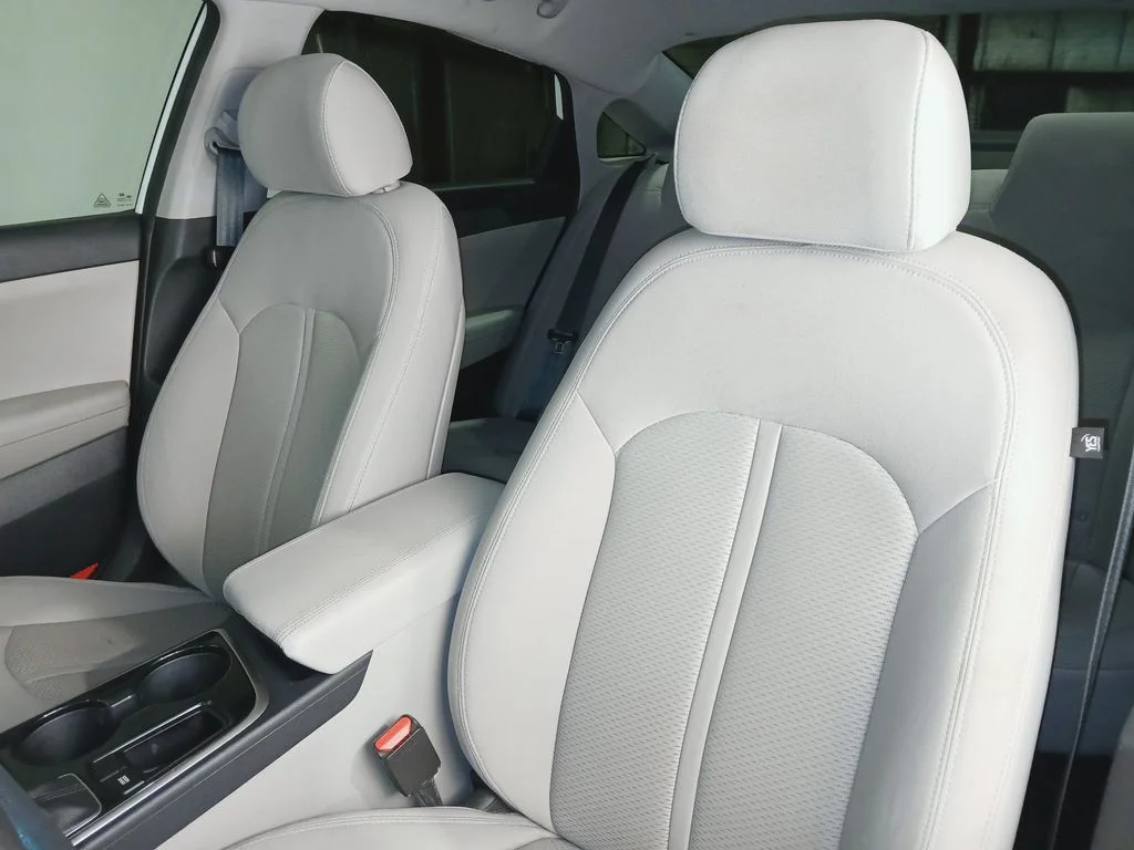 Used 2018 White Hyundai SE image 10