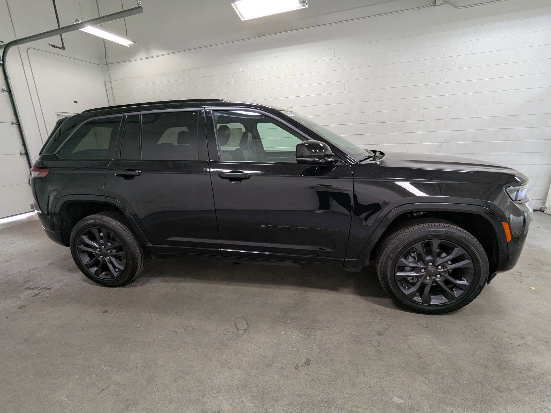 New 2026 Diamond Black Crystal Pearl-Coat Exterior Paint Jeep Limited Reserve image 3
