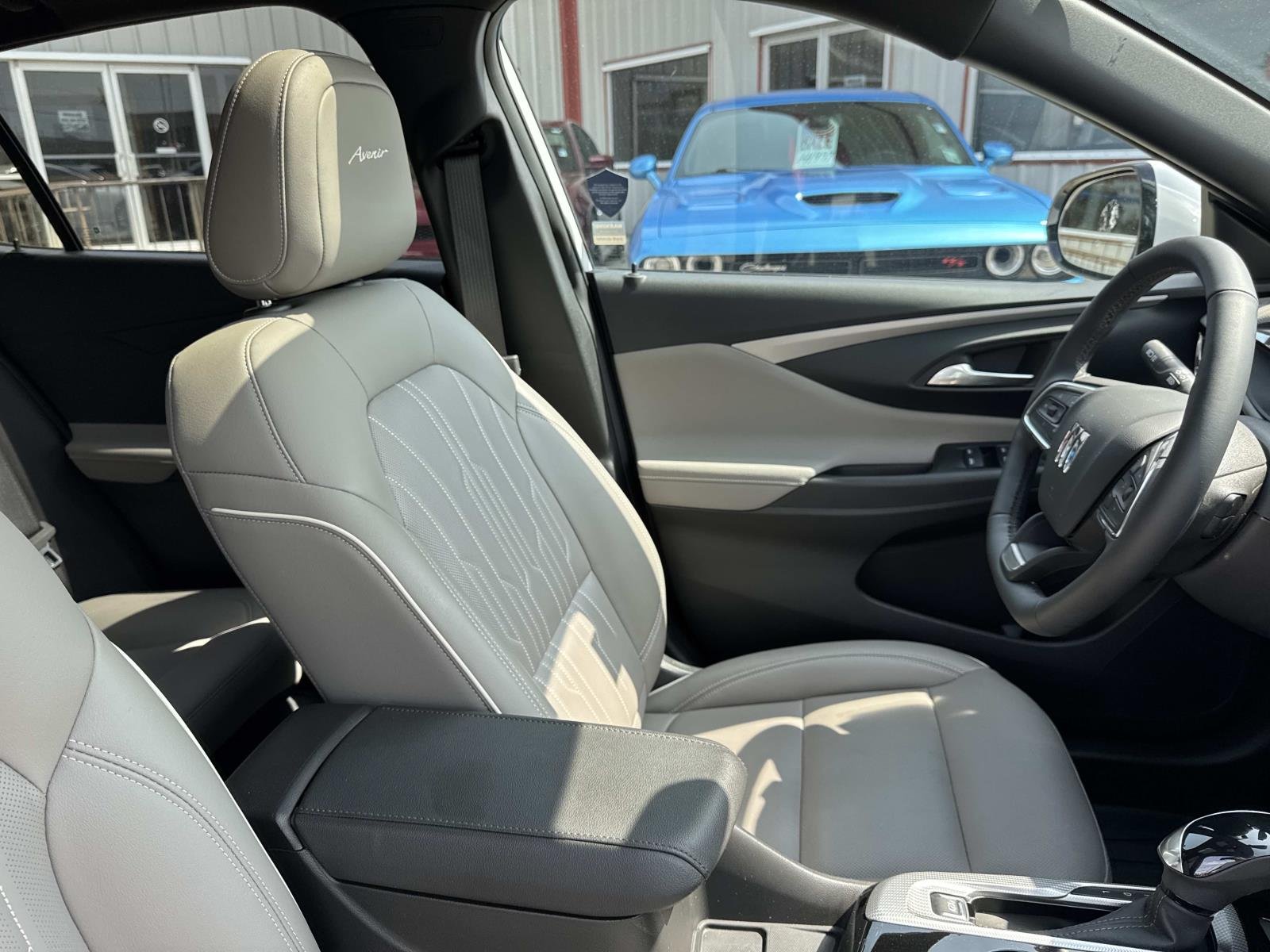 Used 2025 White Frost Tricoat Buick Avenir image 10