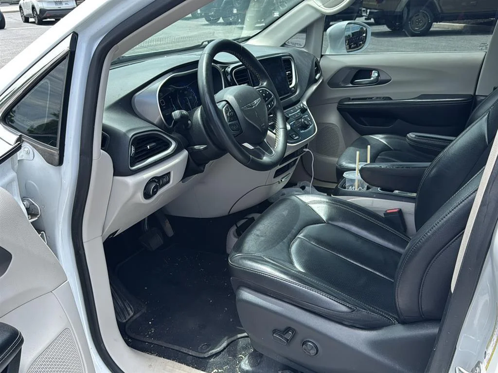 Used 2022 Bright White Clearcoat Chrysler Touring L image 10