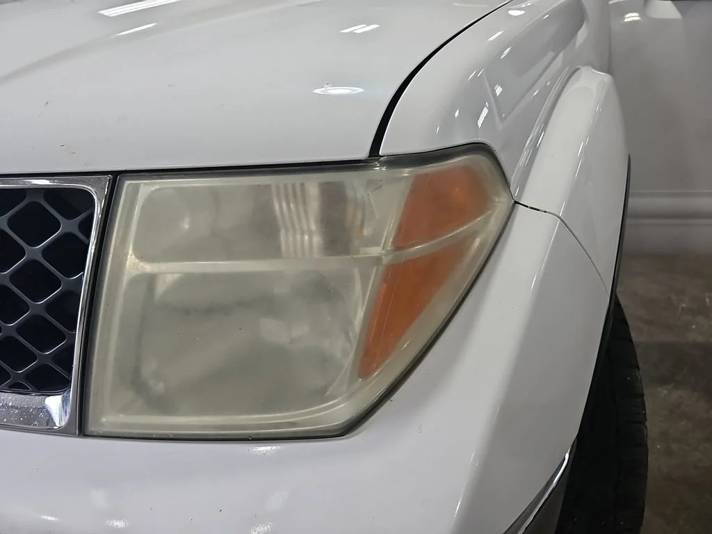 Used 2005 White Nissan SE image 32
