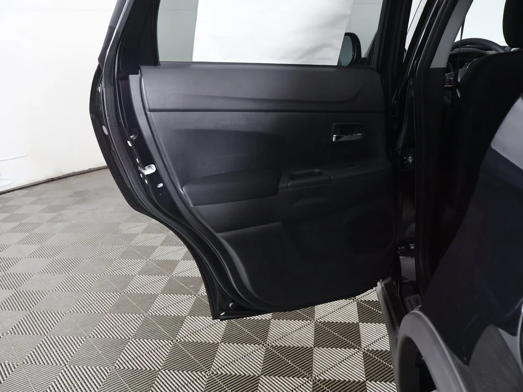 New 2027 Black Mitsubishi 2.0 ES AWC image 21