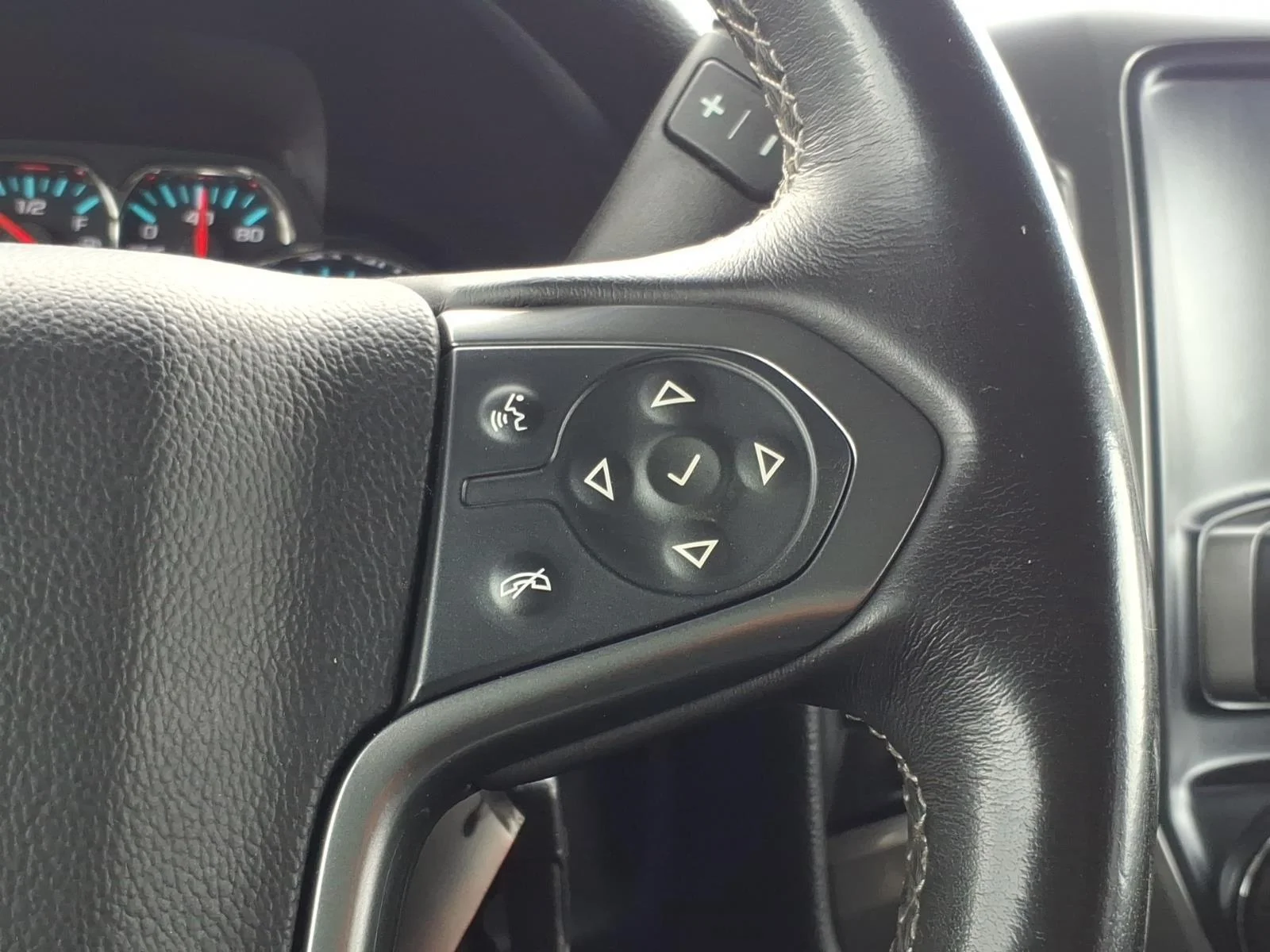 Used 2018 Summit White Chevrolet LT image 26