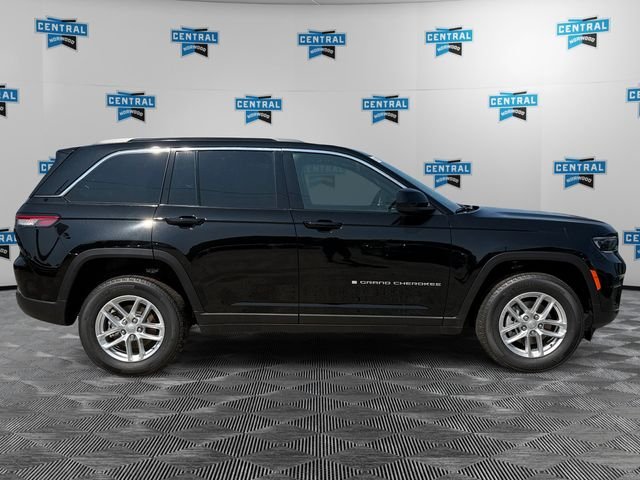 New 2026 Diamond Black Crystal Pearl-Coat Exterior Paint Jeep Laredo X image 6