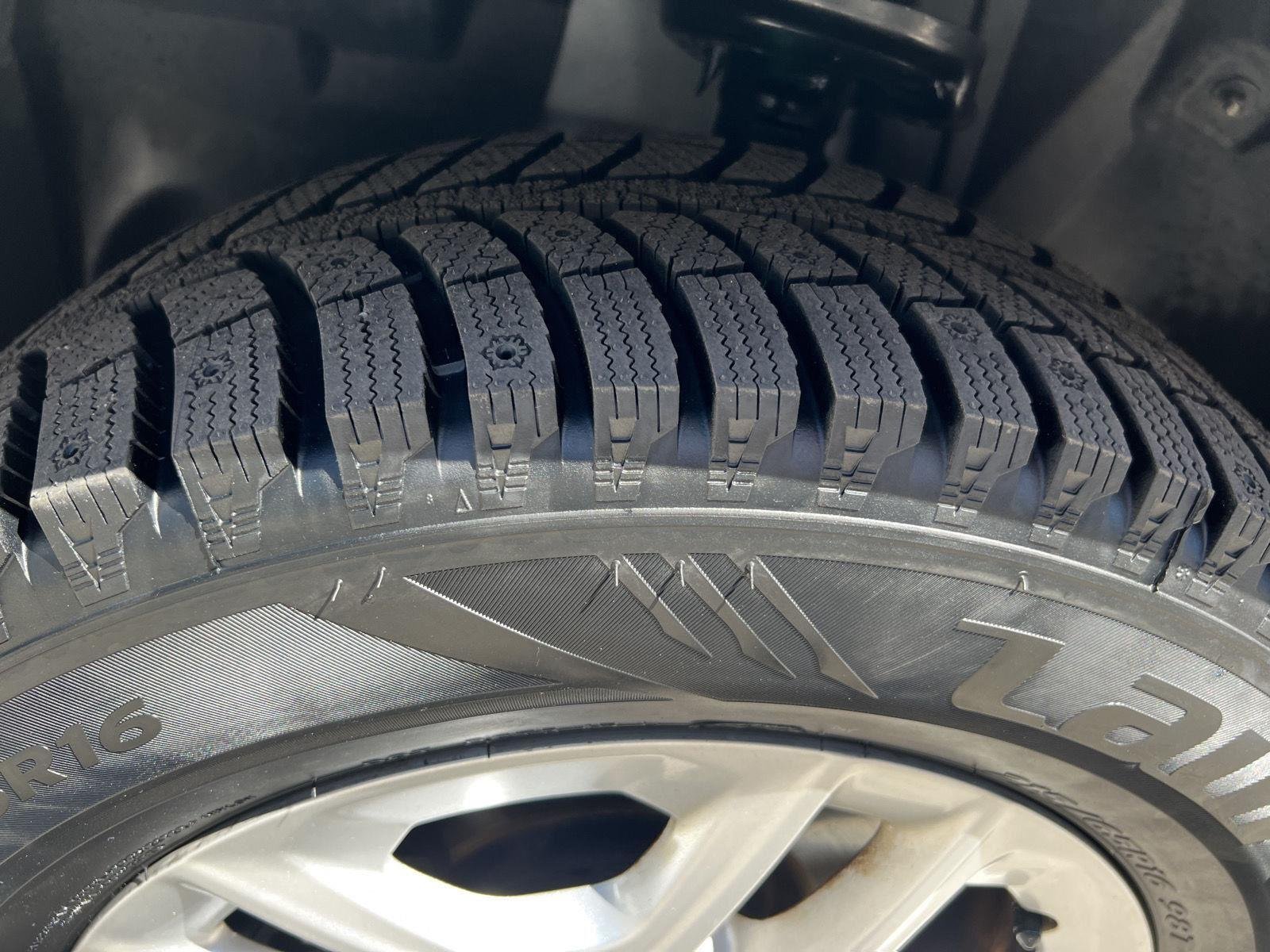 Used 2018 White Clearcoat Jeep Sport image 11