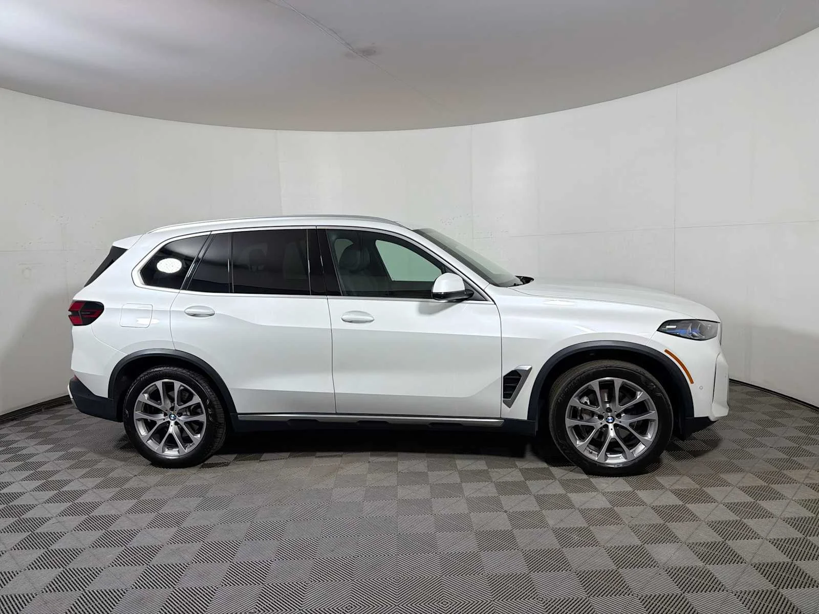 Certified Used 2024 Mineral White Metallic BMW xDrive40i image 7