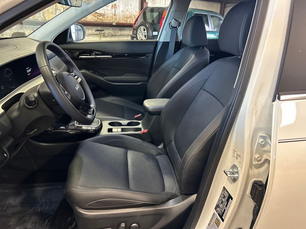 Used 2024 White Kia SX image 21