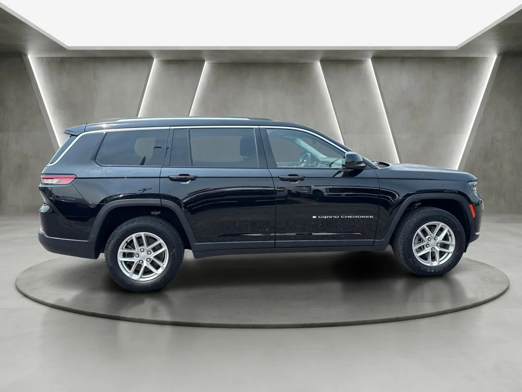 Used 2022 Black Jeep Laredo image 8