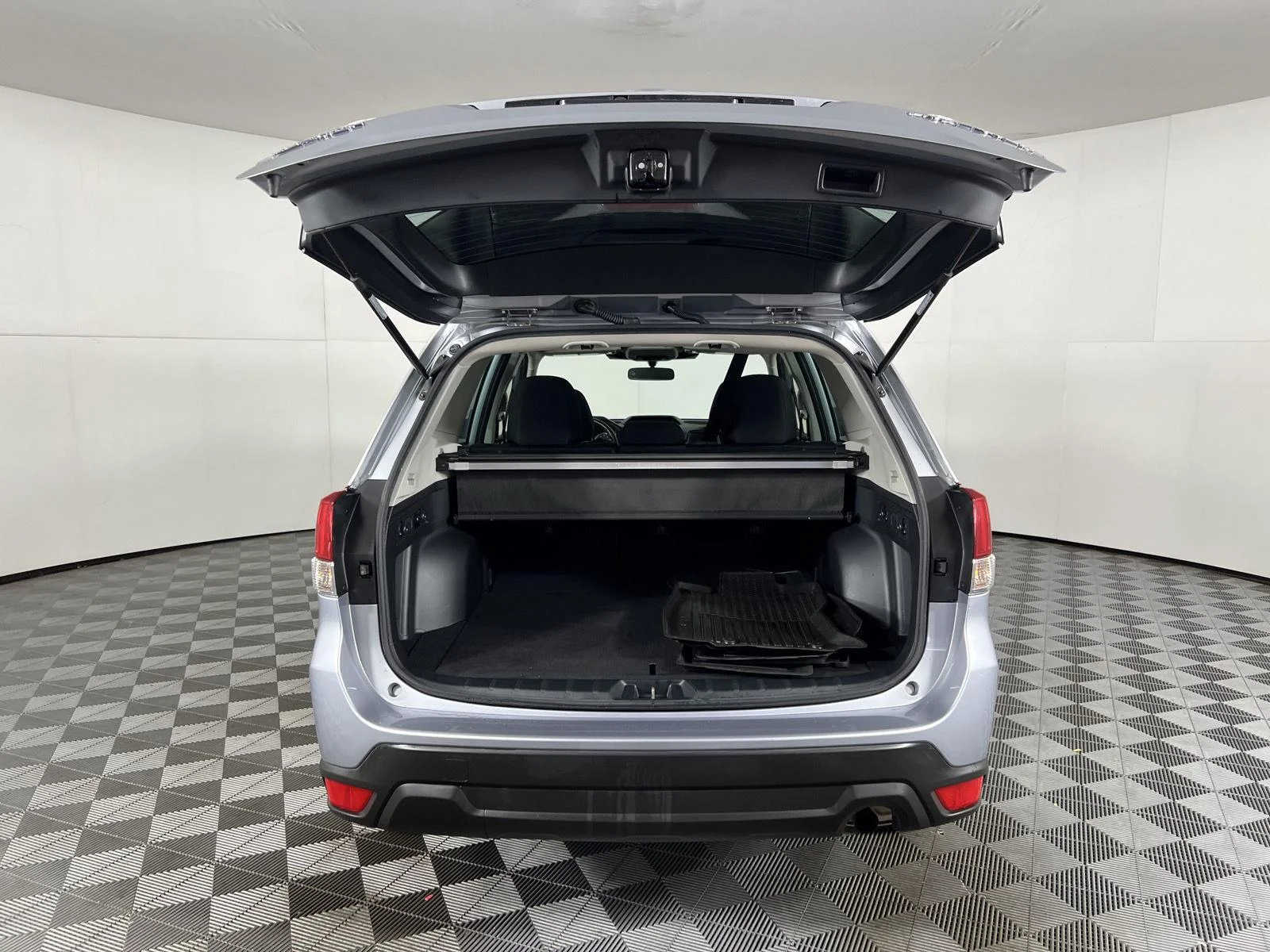 Used 2023 Ice Silver Metallic Subaru Premium image 26