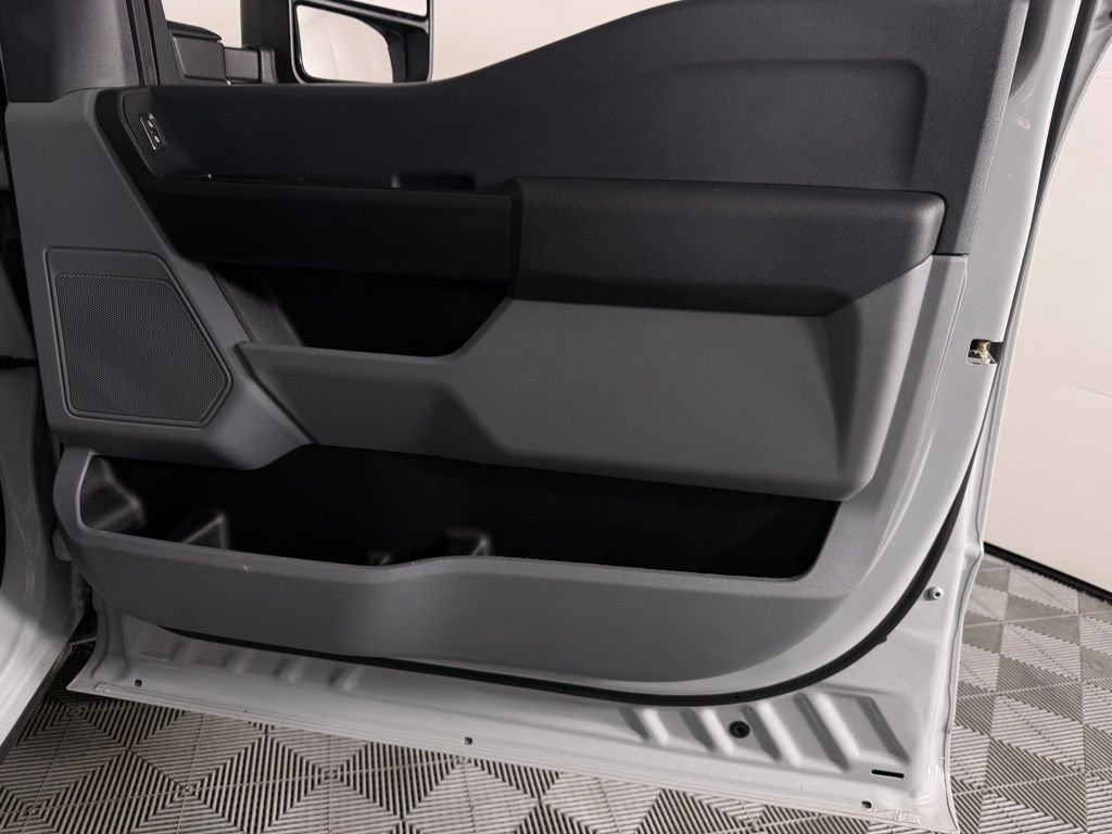 Used 2025 White Ford XL image 32