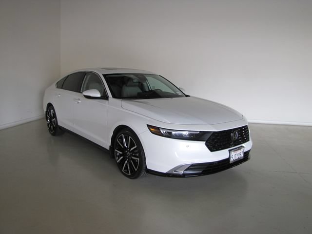 Used 2023 Platinum White Honda Touring image 3