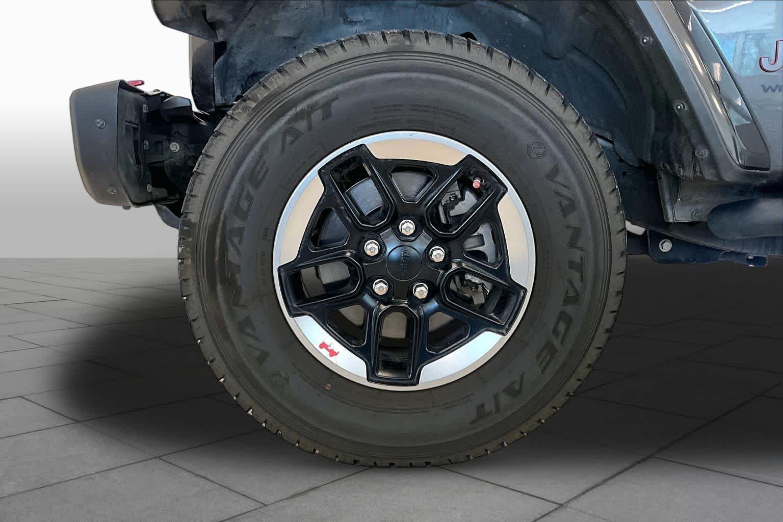 Used 2019 Granite Crystal Metallic Clearcoat Jeep Rubicon image 9