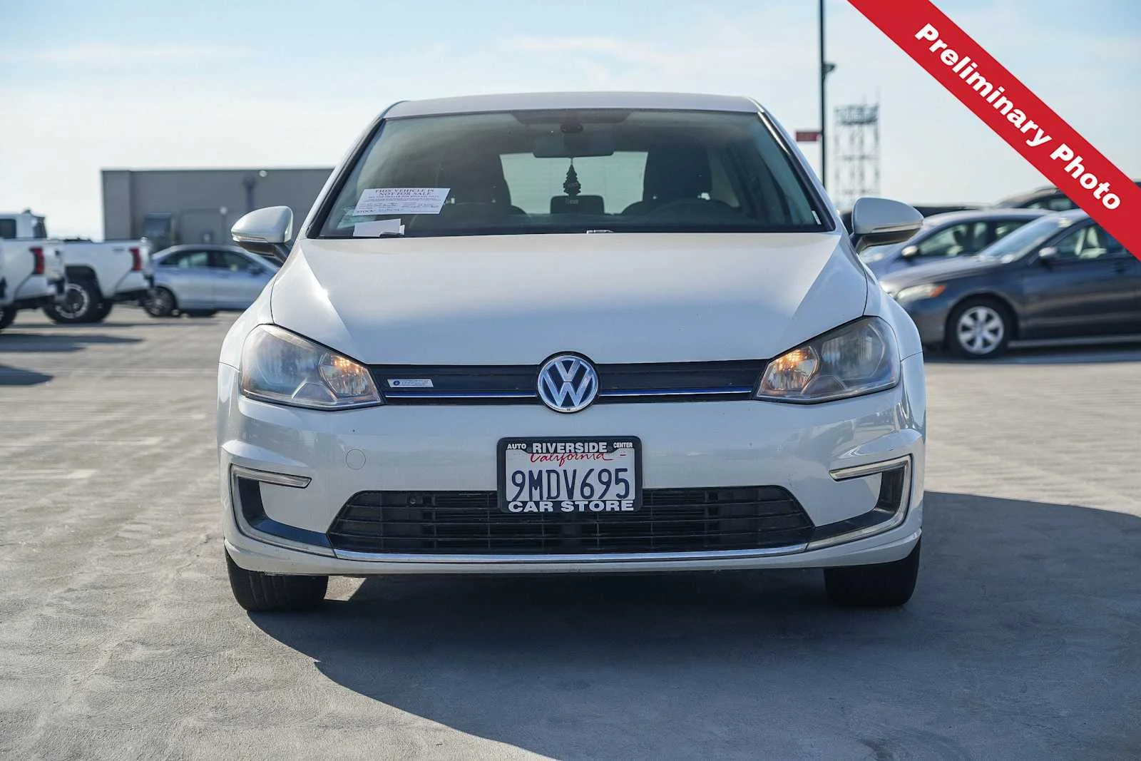 Used 2016 White Volkswagen SE image 4
