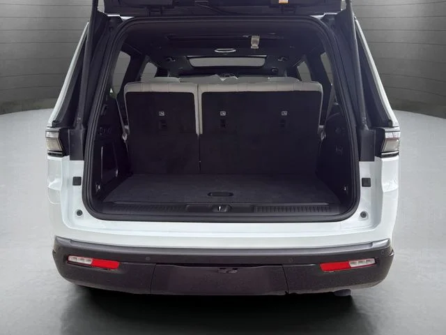 New 2026 Bright White Clear-Coat Exterior Paint Jeep Limited Reserve image 9