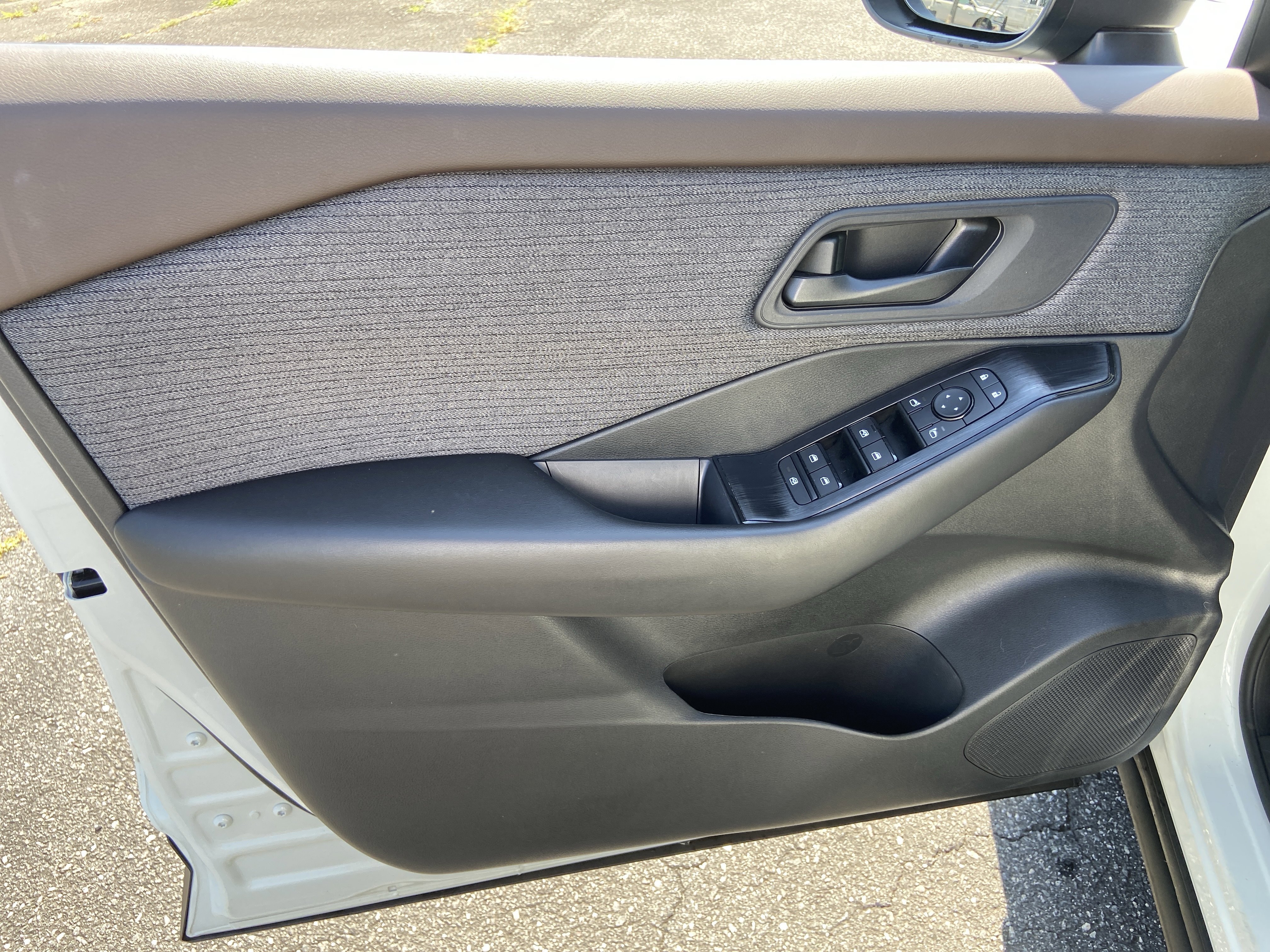 Used 2023 Glacier White Nissan S image 9