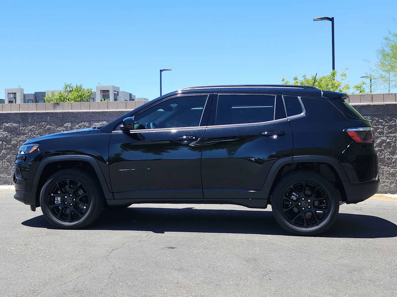 New 2026 Diamond Black Crystal Pearl-Coat Exterior Paint Jeep Latitude image 5