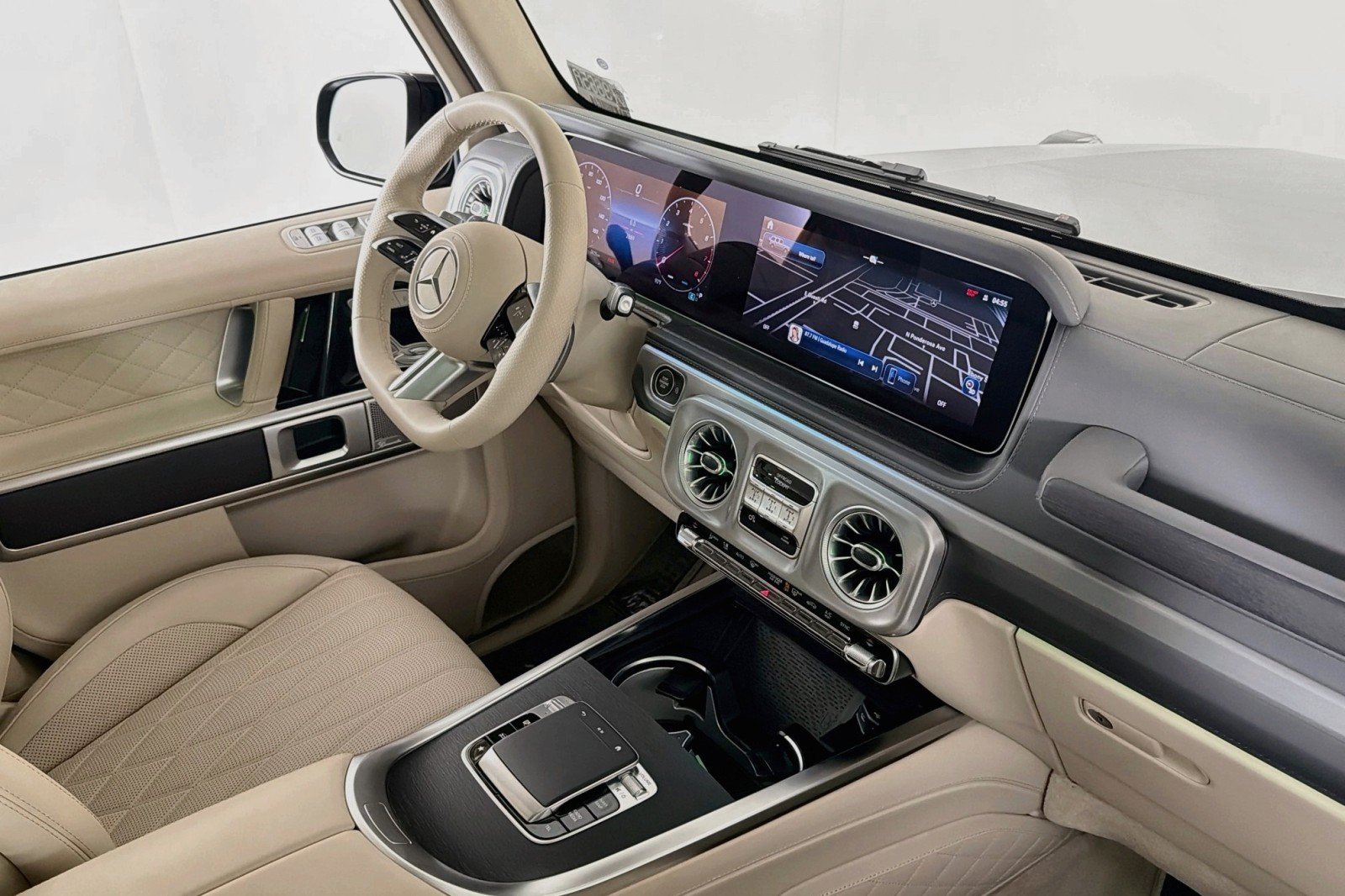 Certified Used 2025 MANUFAKTUR Olive Metallic Mercedes-Benz G 550 image 17