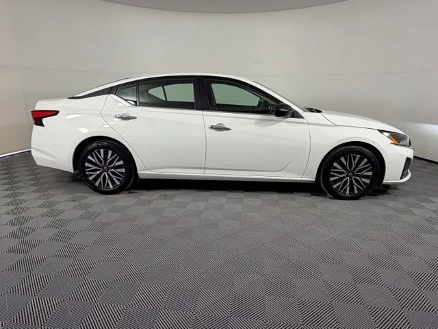 Used 2025 White Nissan 2.5 SV image 8