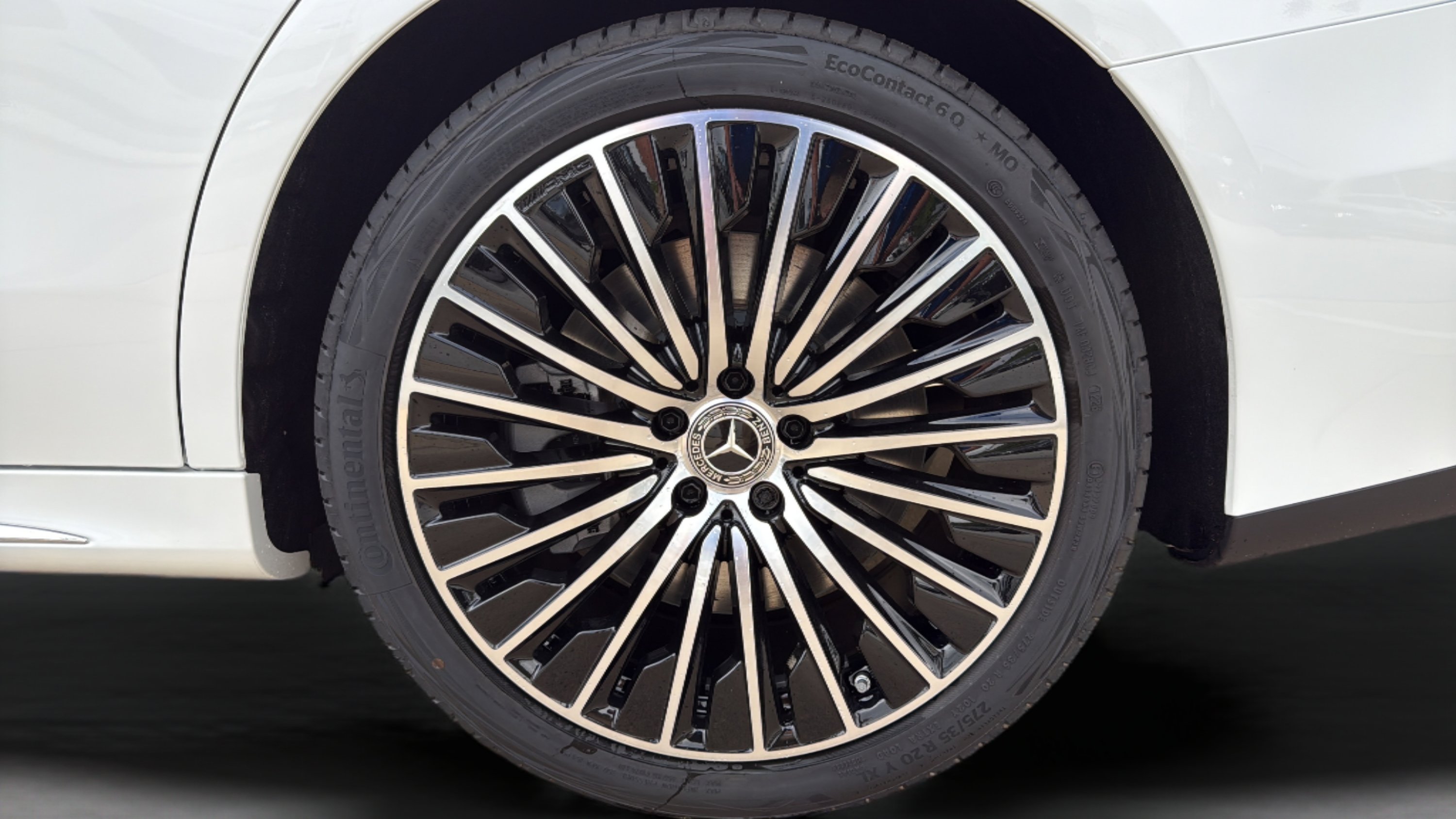 New 2027 MANUFAKTUR Moonlight White Metallic Mercedes-Benz E 450 image 40