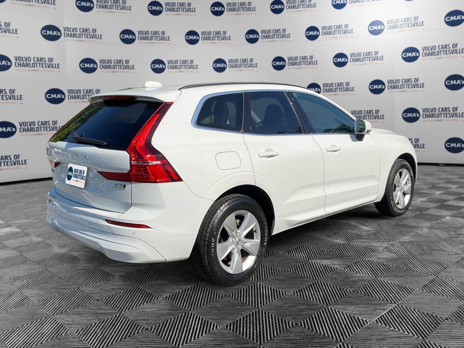 Used 2022 Crystal White Metallic Volvo Momentum image 5