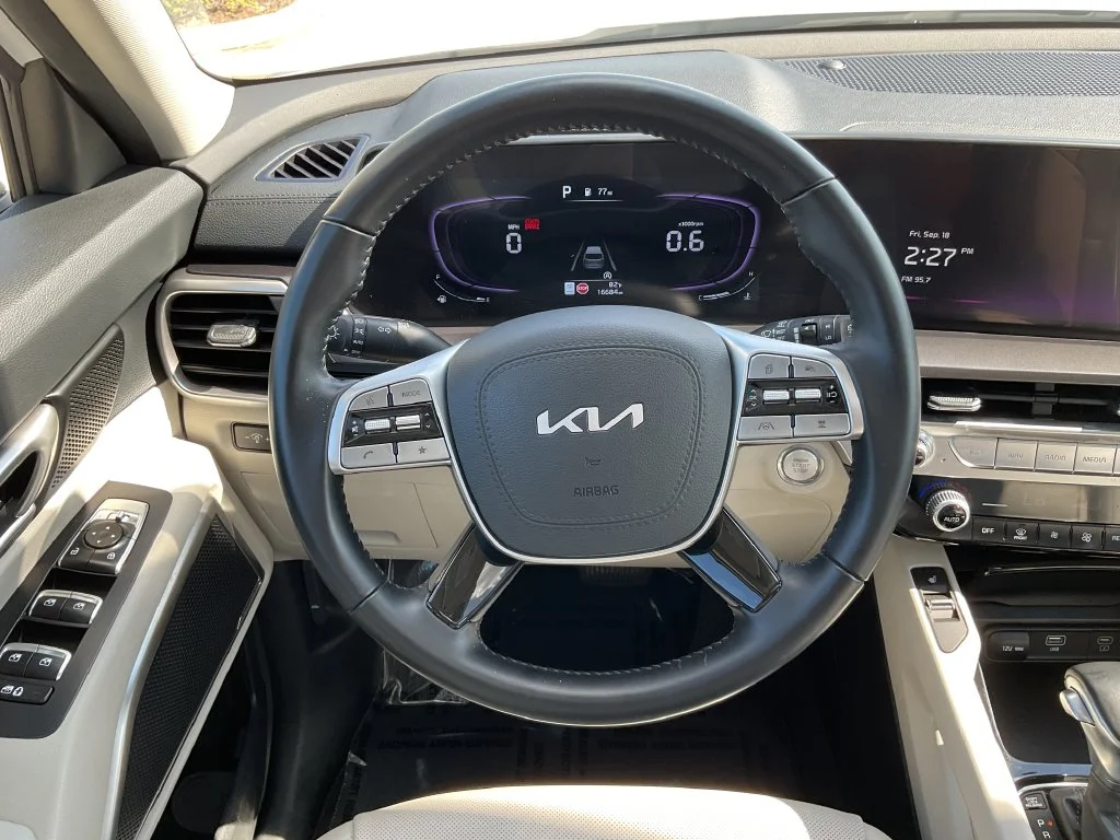Used 2025 White Kia S image 24