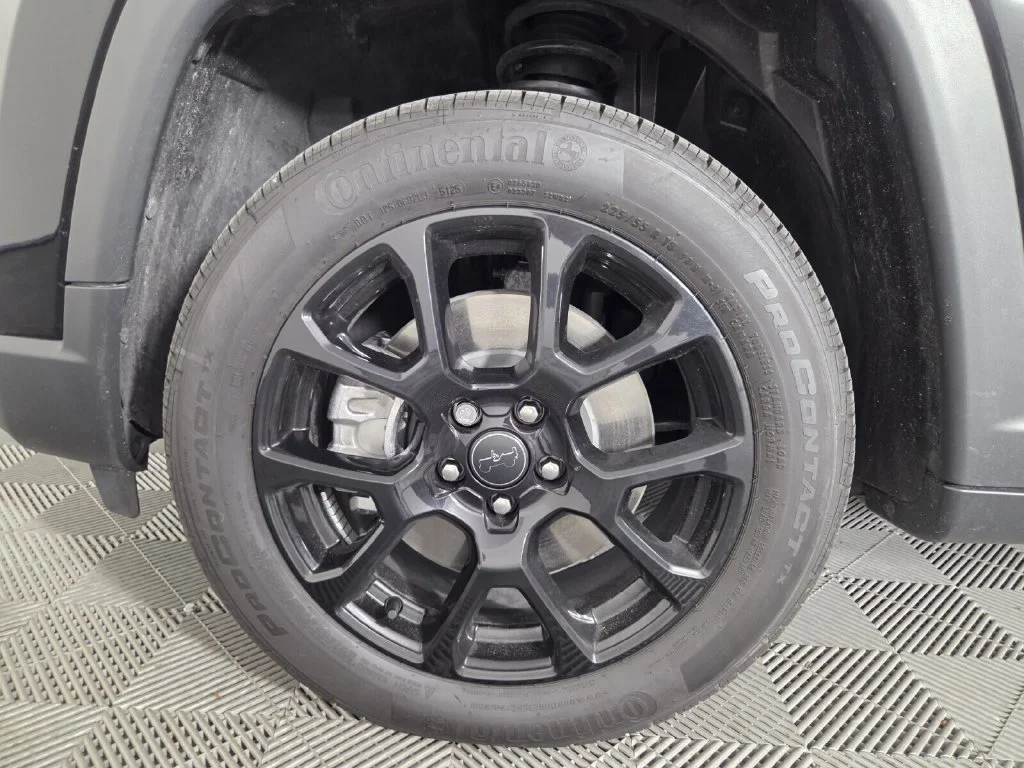 New 2026 Diamond Black Crystal Pearl-Coat Exterior Paint Jeep Latitude Altitude image 8