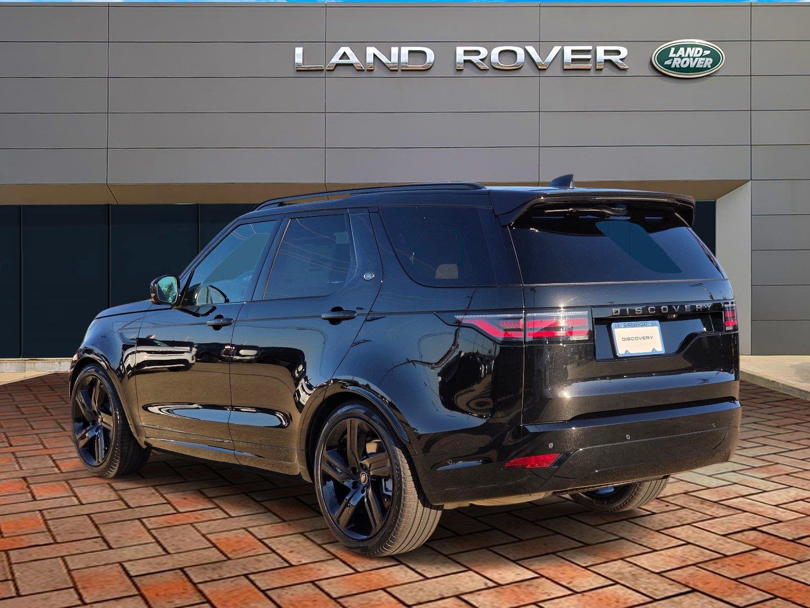 New 2026 Santorini Black Land Rover Dynamic SE image 4