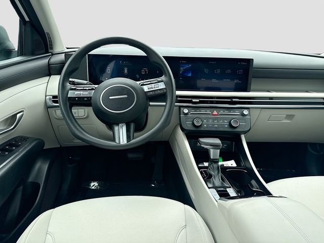 Used 2025 White Hyundai SE image 21