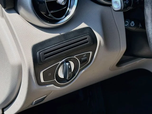 Used 2022  Mercedes-Benz GLC 300 image 10