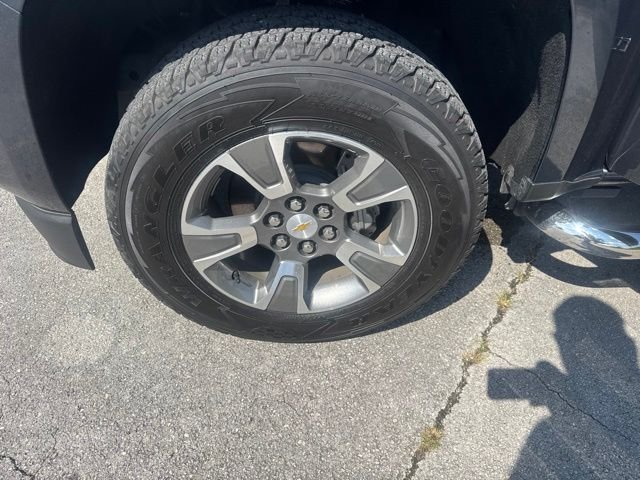 Used 2019 Gray Chevrolet Z71 image 17