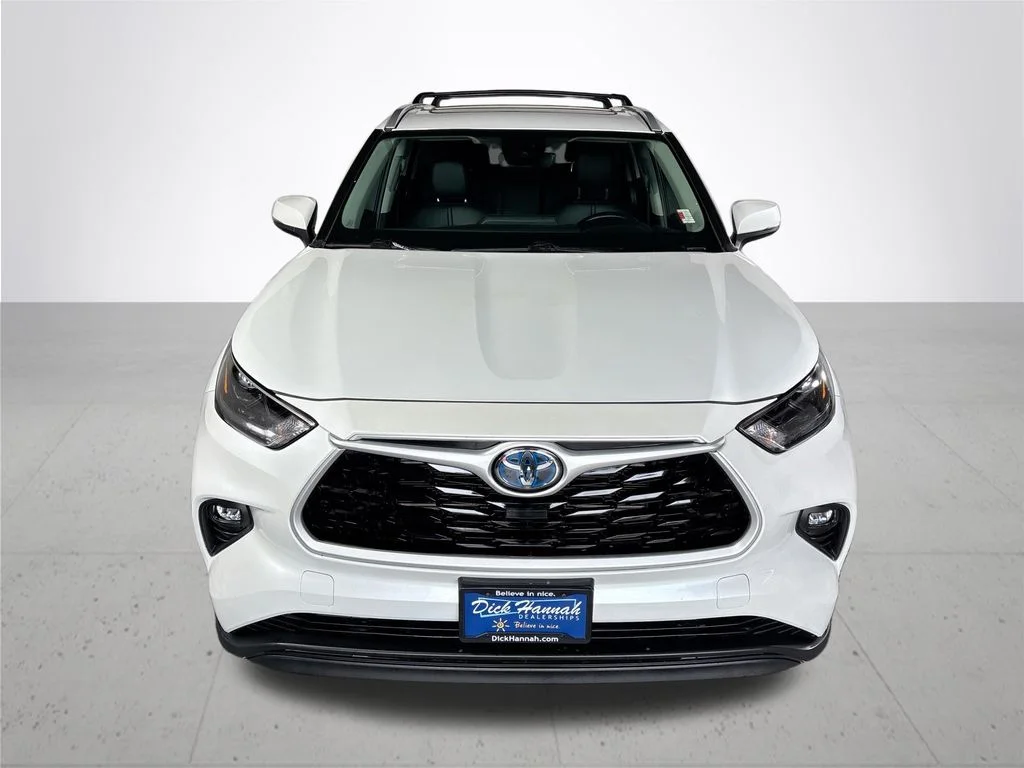 Used 2022 Beige Toyota XLE image 3