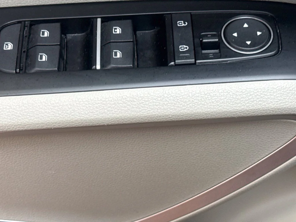Used 2020 Sparkling Silver Kia LX image 22