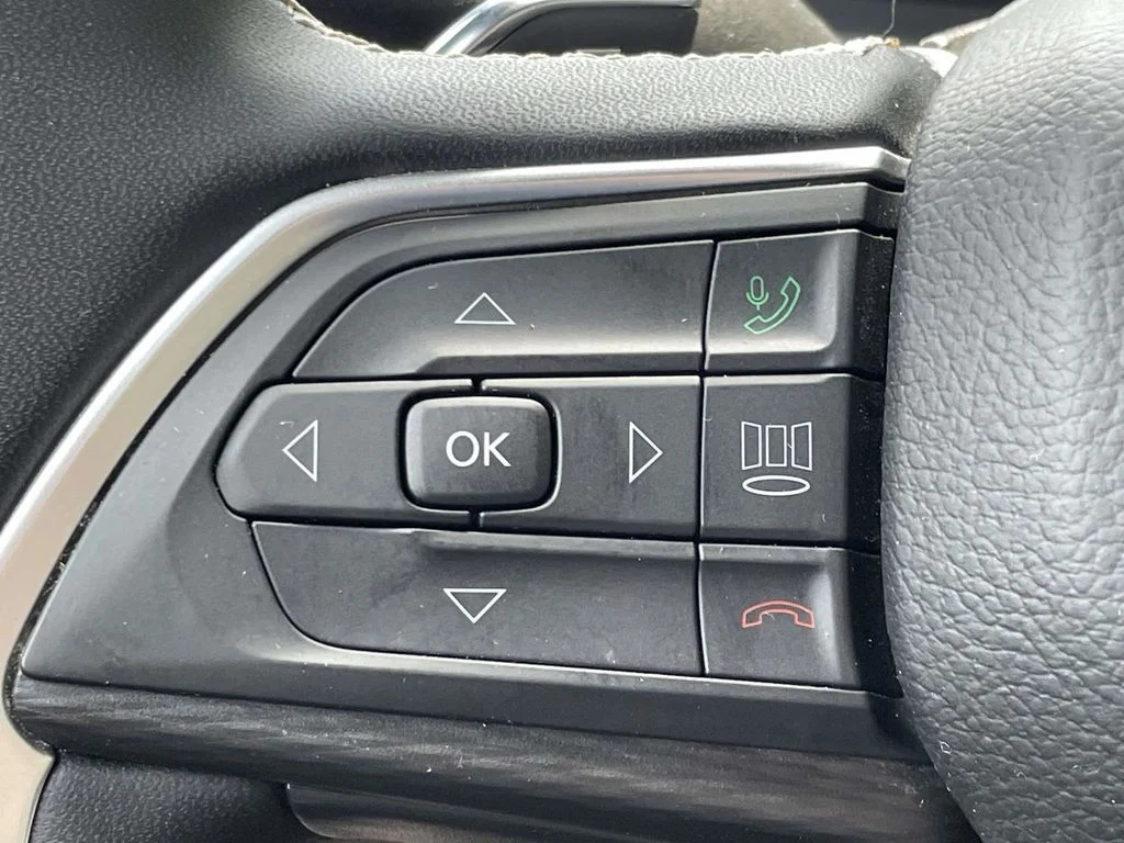 Used 2025 Silver Jeep Altitude image 30