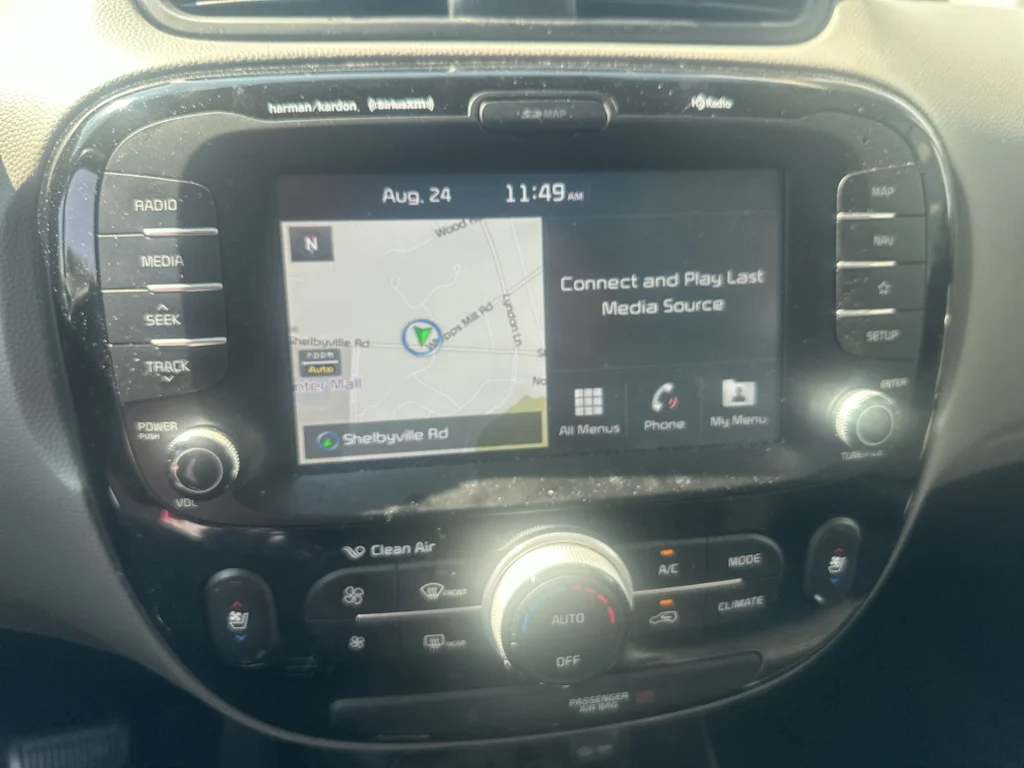 Used 2018 Clear White Kia + image 6