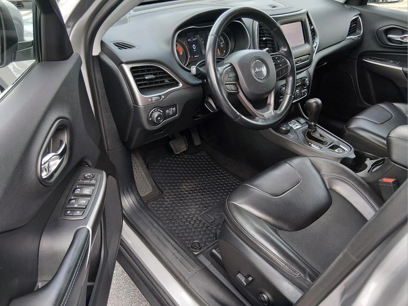 Used 2019 Granite Crystal Metallic Clearcoat Jeep Latitude Plus image 19