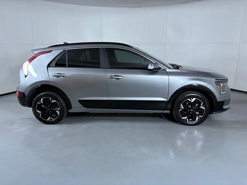 New 2026 Steel Gray Kia WIND image 9