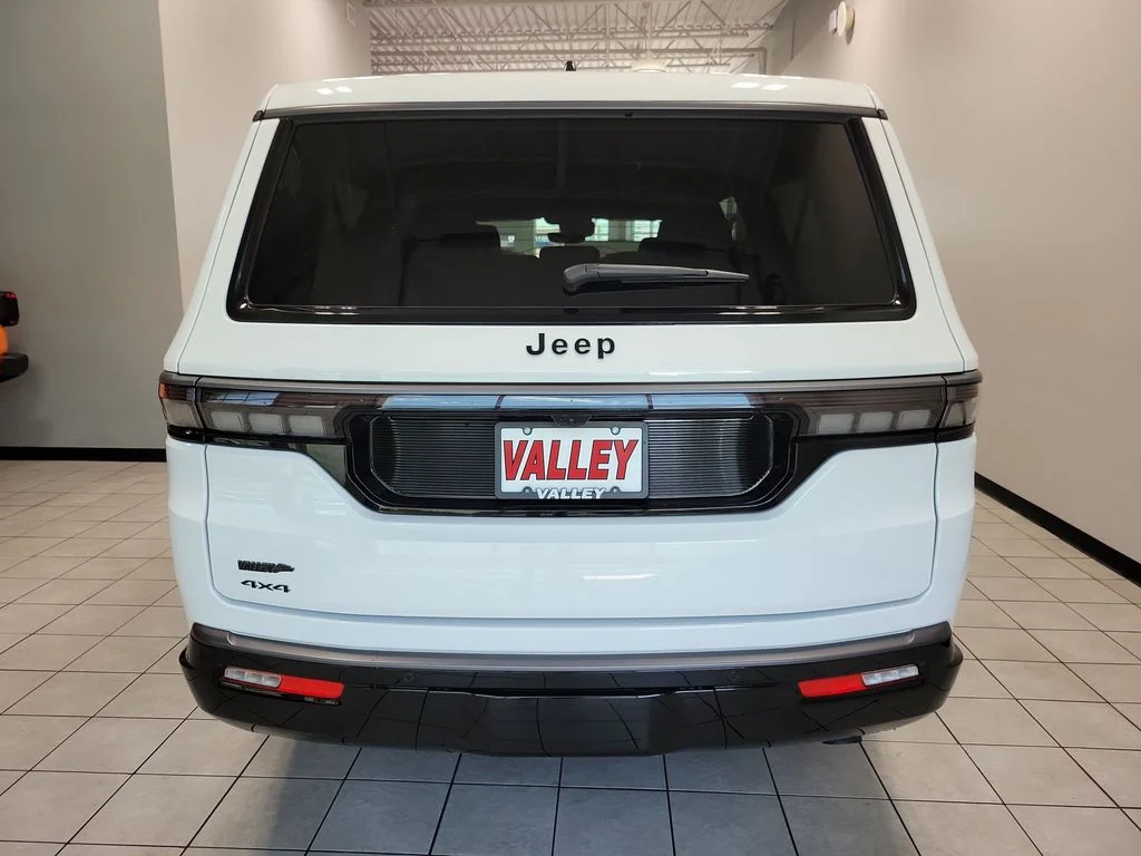 New 2026 Bright White Clear-Coat Exterior Paint Jeep Limited Altitude image 5