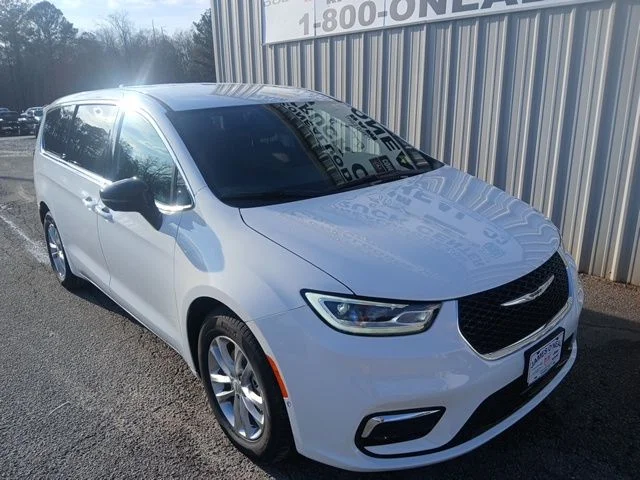 2026 Chrysler Pacifica Select's photo