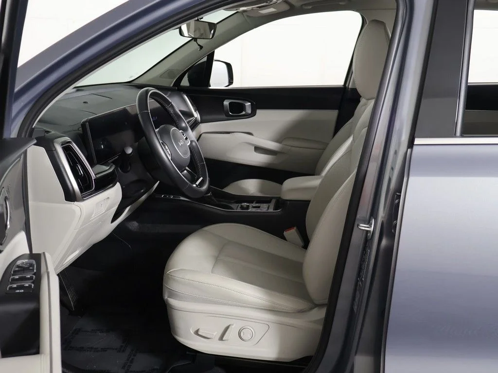 Used 2025 Silver Kia S image 28