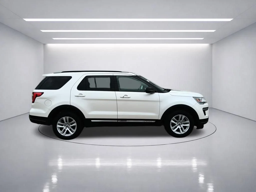 Used 2019 White Platinum Metallic Tri-Coat Ford XLT image 8